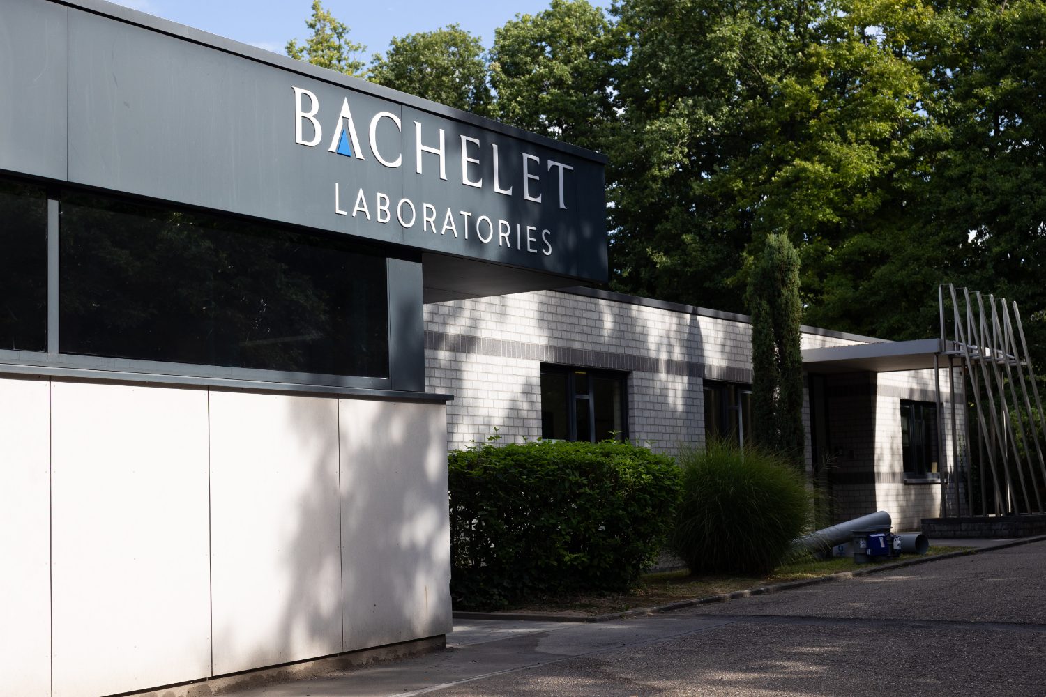Bachelet Laboratories, main entrance, Angleur