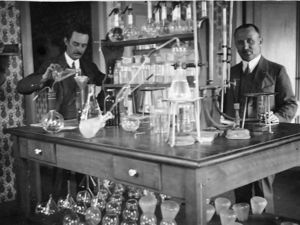 Bachelet analysts at the bench, early 20th century