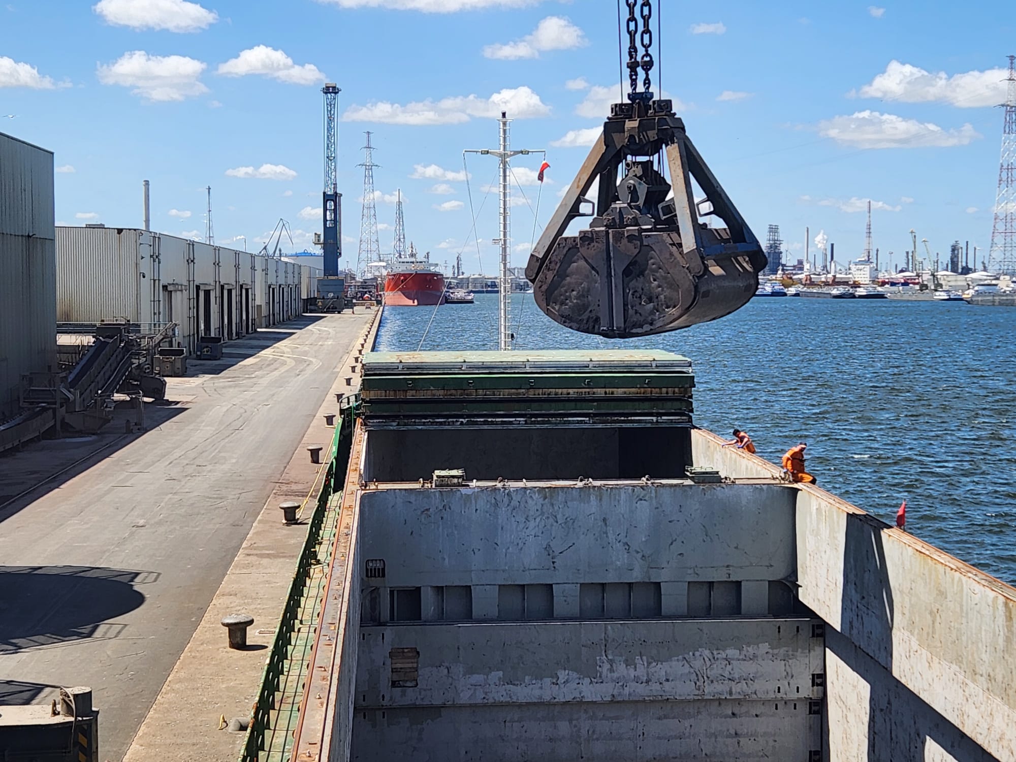 Grab discharging concentrate from a vessel at port